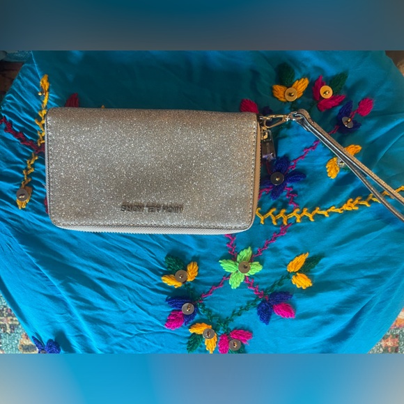 Sparkly silver Michael Kors zippy wallet.Apx 4 1/2 by 7”. EUC - Picture 4 of 8
